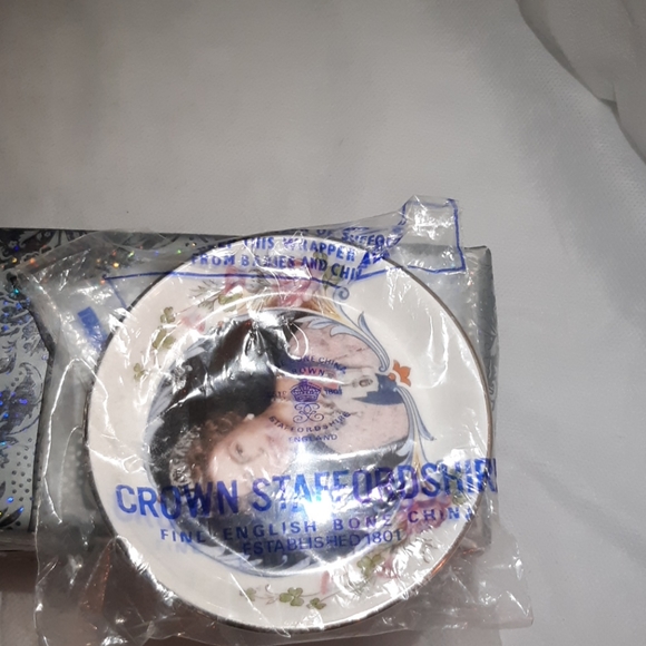 👑SEALED QUEEN ELIZABETH COMMEMORATIVE PLAT - Picture 3 of 6